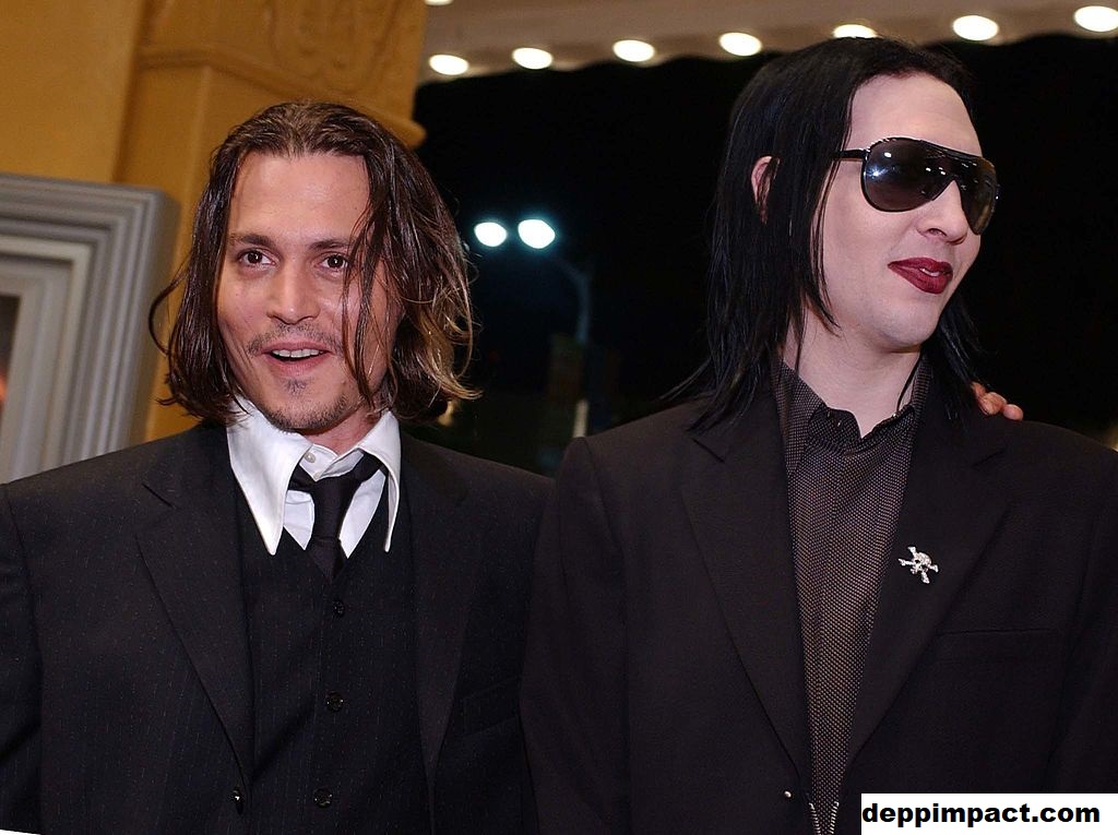 Mengapa Johnny Depp Memiliki Payudara Palsu Marilyn Manson